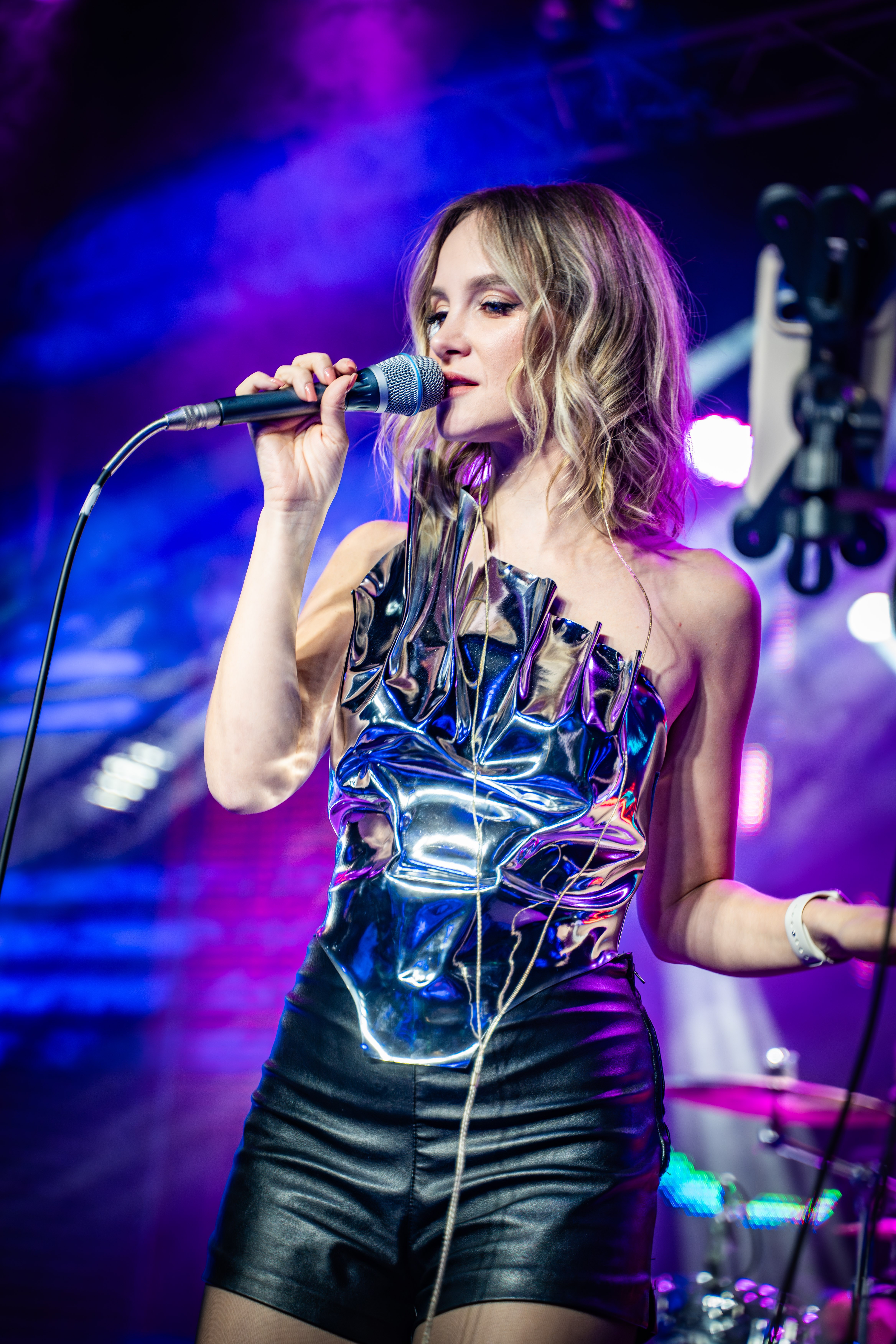 Betty Boom nastup 2 - Pevačica u srebrnom kostimu